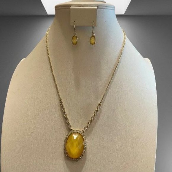 Avon White Opalesque Medallion Necklace Earrings Gift Set (2007) - Picture 3 of 11